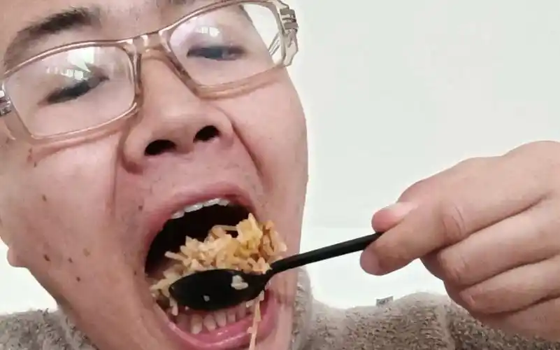 张大口吃代表对食物的敬意