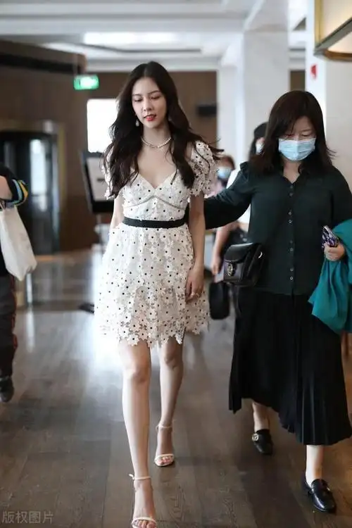 宋妍霏,白色泡泡袖贴花连衣裙 一字带凉鞋 珍珠项链清新少女.