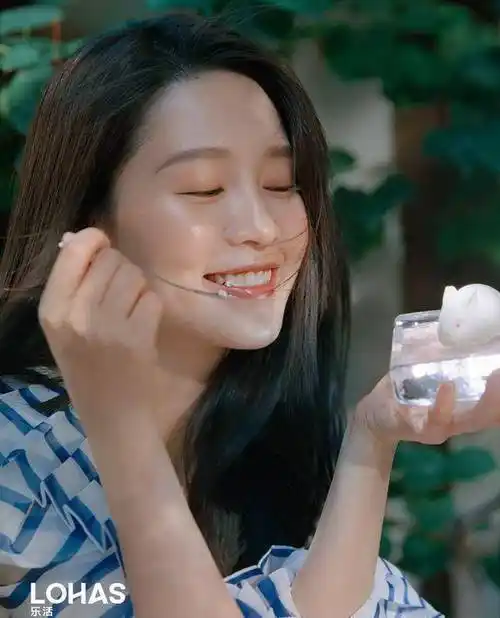 原创李沁颜值真逆天了新刊黑长直发化身森系女神笑起来甜度都爆表