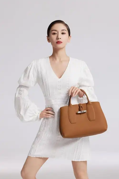 20210219珑骧品牌代言人王子文身着珑骧2021春夏系列灵动演绎品牌多款