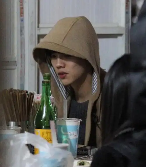 还有早前网友拍摄到的鹿晗疑似抽烟的照片,不知道作为其女朋友的