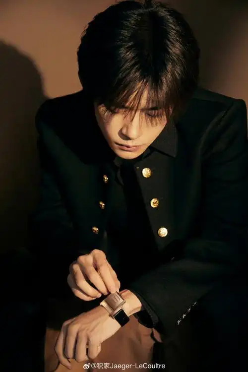 易烊千玺氛围感侧颜