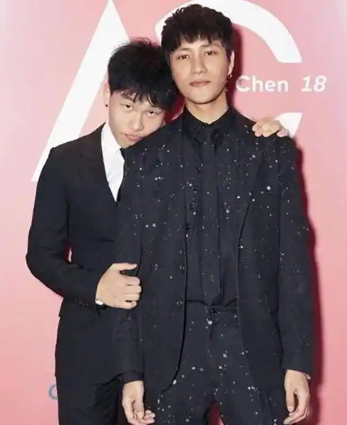 陈坤儿子近照曝光19岁戴耳钉握电子烟痞帅母亲身份至今成谜