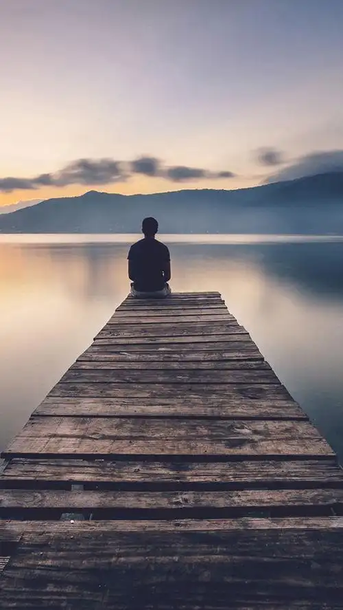 孤独背影下的余晖