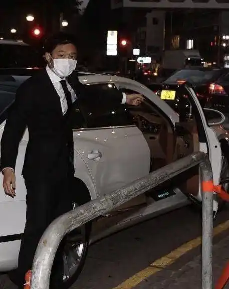 "豪门第一帅"霍启山,和父亲现身葬礼,一身黑西装像在拍电影_霍家