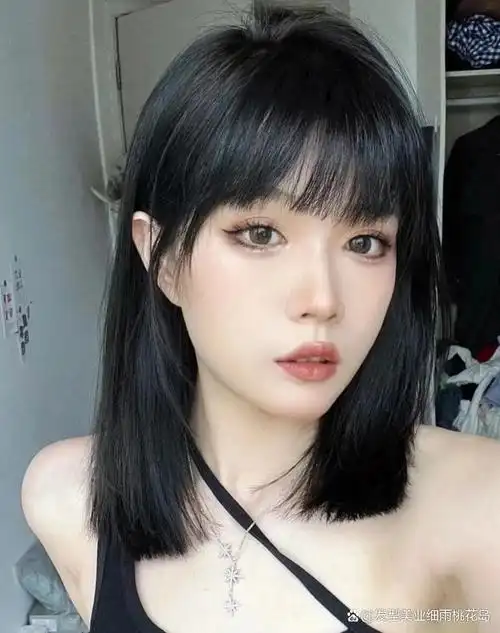 又甜又飒的锁骨发,到了春季不冷不热的季节最适合这种不长不短的发型