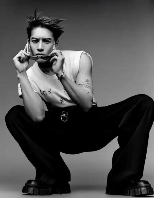 王嘉尔嘉人时尚帅气写真图片王嘉尔高清写真图片