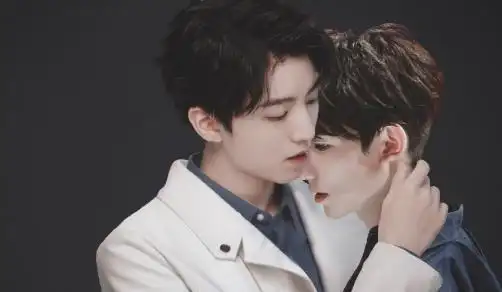 王源手疼让王俊凯喂饭两人却用同一副筷子当众间接接吻