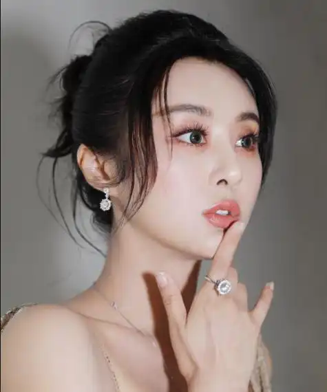 甘露:影视新星崛起,演技与时尚并存 甘露,这位内地女演员在影视界逐渐