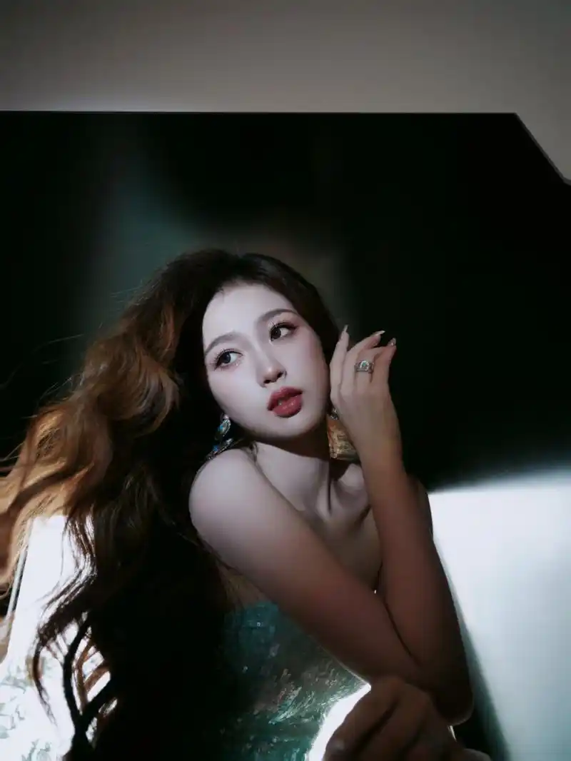 虞书欣身穿蓝色抹胸亮片裙身材凹凸有致 虞书欣的一组美照曝光,她披散