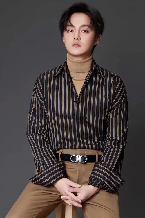 尹正生日开启线上吃播 与粉丝嗨聊展示独特造型蛋糕