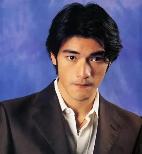 在拍摄了广告之后,帅气的金城武被一家经纪公司看中了.