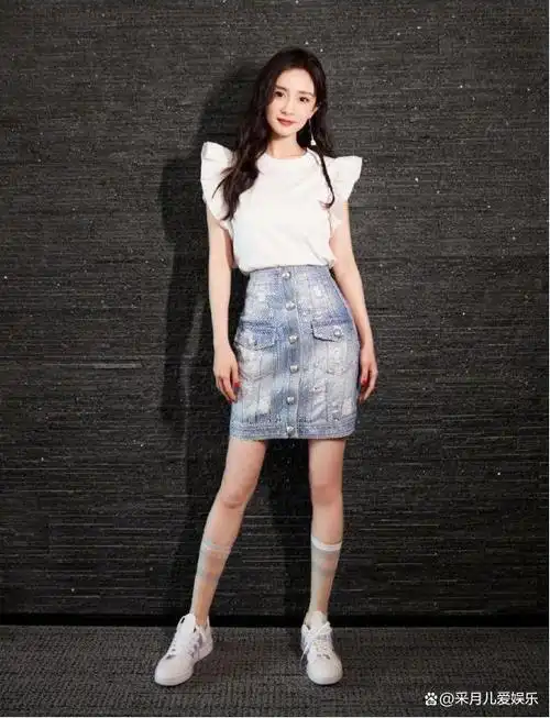 杨幂不仅长相出众,身材高挑,穿搭风格更是yyds.