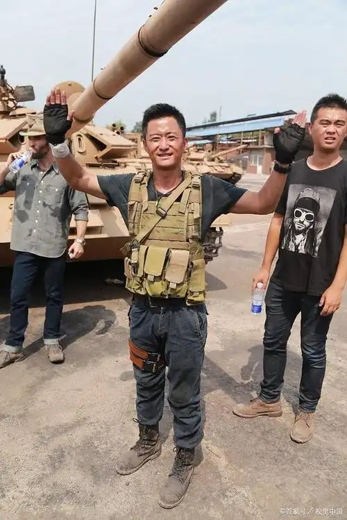 然而,这张照片却引发了意想不到的争议和舆论漩涡,让吴京陷入了风波之