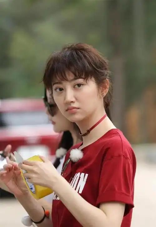 景甜真不适合剪短发看起来又老又土网友直呼太丑了