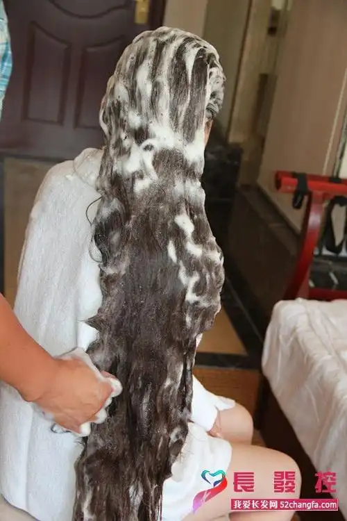 18岁少女剪下12米天然长发老高24217