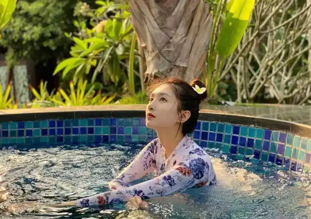 江疏影晒男友视角泳池照笑容甜美大秀长腿美腰
