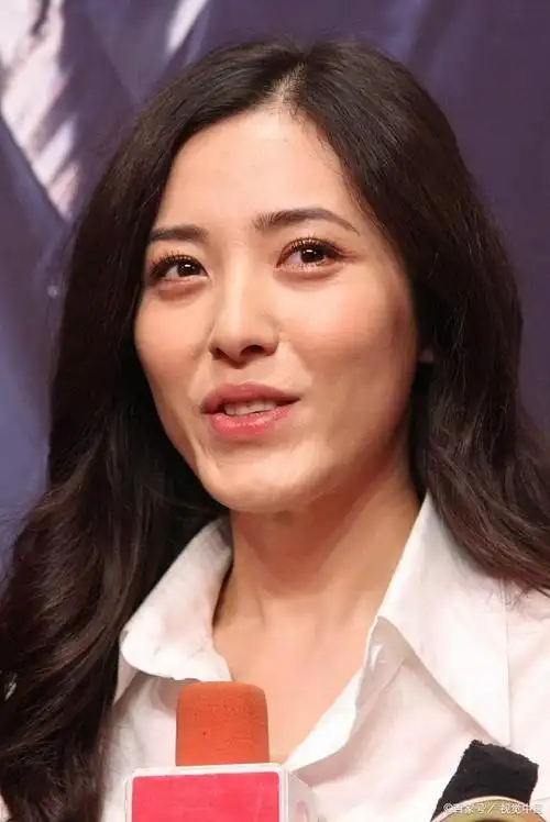 曾黎利落西装亮相澳门国际电视节荣获最佳女配实至名归