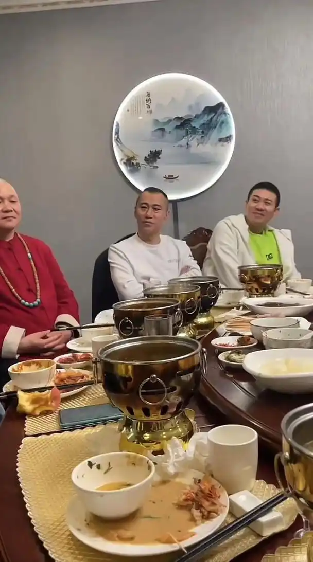 现在越来越多的明星也在社交账号分享自己的私生活,让我们普通人能