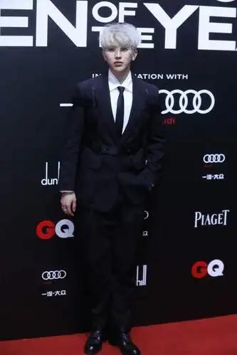 蔡徐坤也有稳重的时候,西服穿起来挺有男人味,全黑组合气场十足