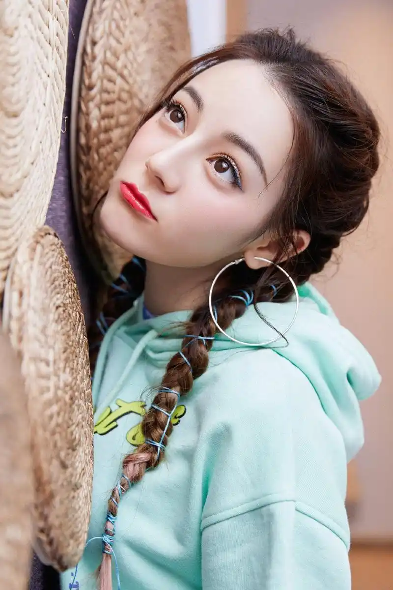 女神迪丽热巴卖萌时尚照