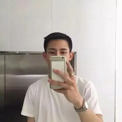 男生头像拿手机自拍