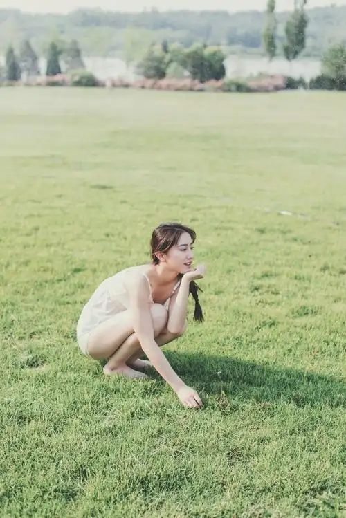 夏季娇小妹子戏水写真小清新美女图库