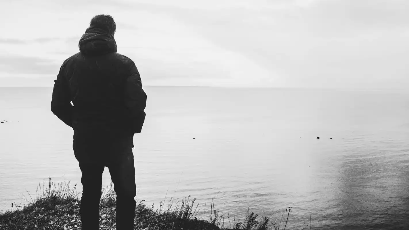 男生孤独一个人黑白图片背影2560x1600分辨率查看