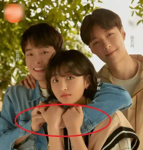 张子枫手摆放的位置成焦点,和谁关系更好很显然_张艺兴_黄磊_彭昱