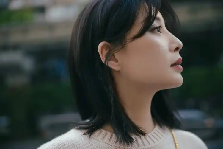 殷桃重庆街拍曝光驻足之时与重庆相拥