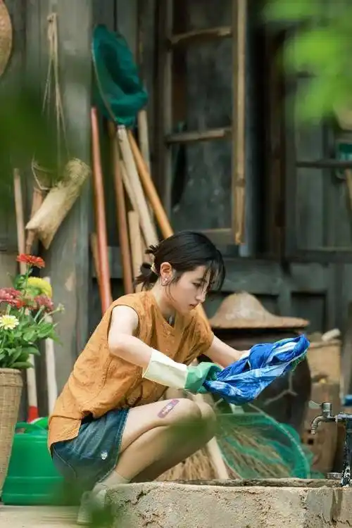 张子枫《向往的生活》剧照 蘑菇屋前玩耍静坐舒适安逸_娱乐_照片