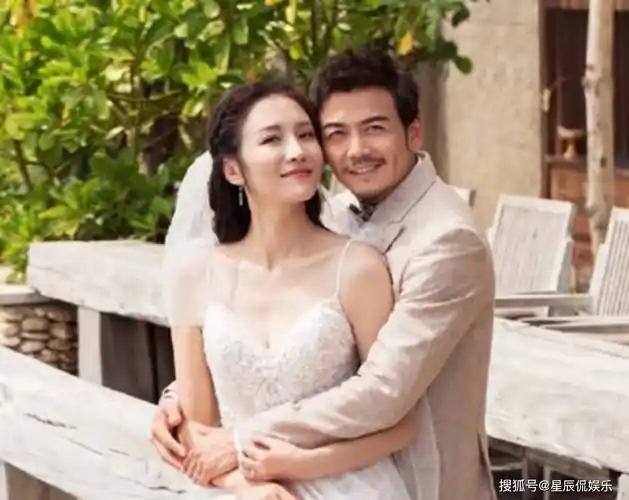 38岁杨烁低调了10年的老婆原来是我们熟悉的欧阳老师