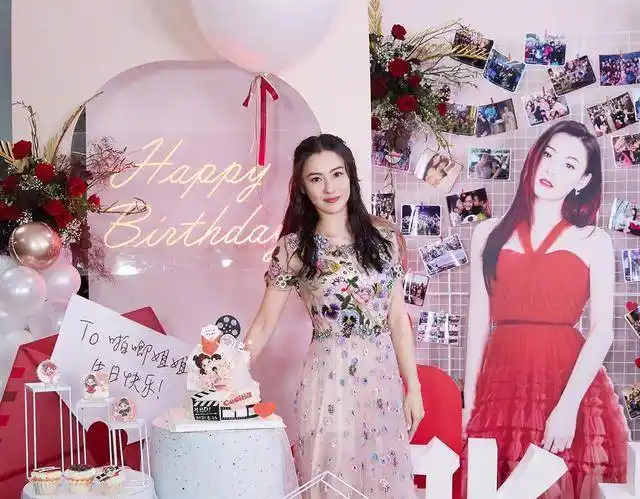 张柏芝过生日穿碎花裙如少女,却吃螺狮粉"蛋糕",太别致了_谢霆锋_时候