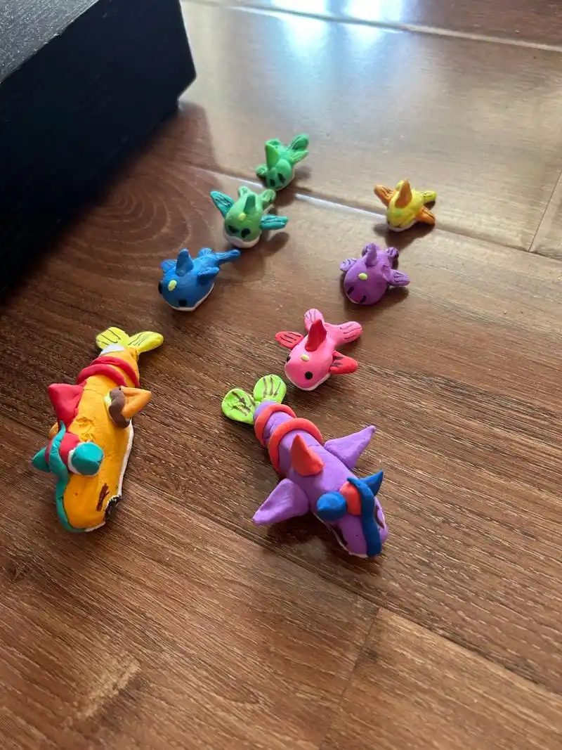 七岁的手艺人9090 娃从小就喜欢画画做手工,家里的彩泥从来都没