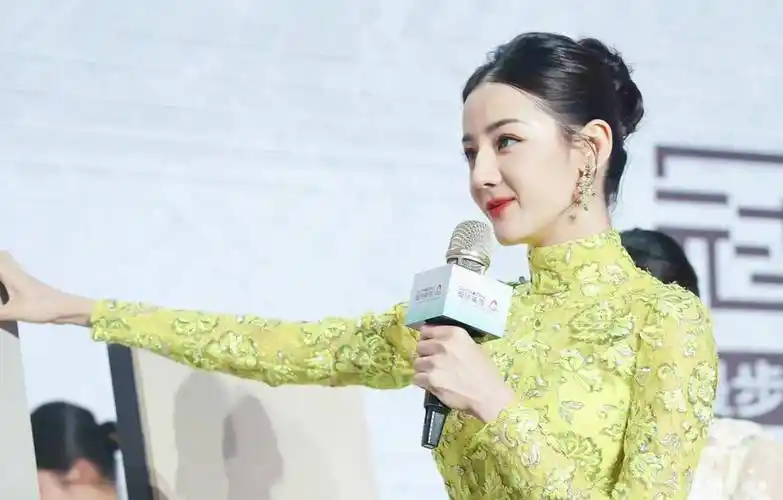 迪丽热巴穿旗袍装出镜,白皙的肌肤让人羡慕,高挑的身材让人喜欢