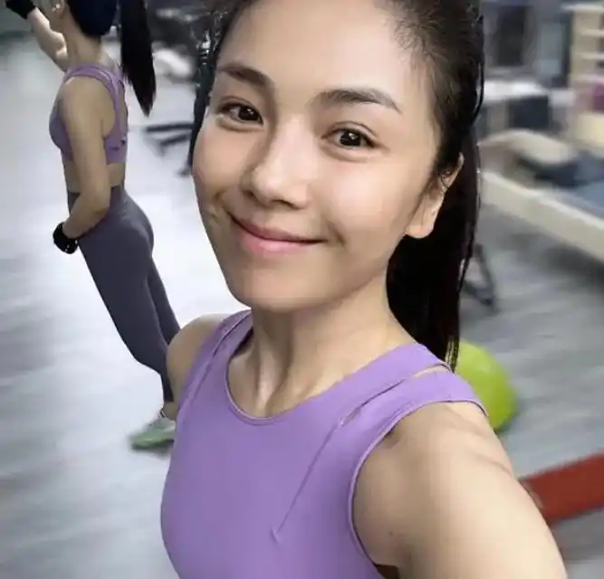 45岁刘涛首次晒素颜照,四肢纤细肤色黑,对镜自拍被指大头娃娃