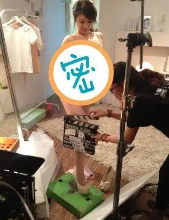 小小瑜瘦身成功晒半裸美腿照私密处马赛克遮羞图