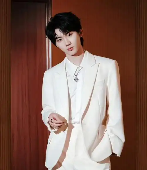 马嘉祺活动六宫格##马嘉祺与白西装的适配度##时代少年团再获年度