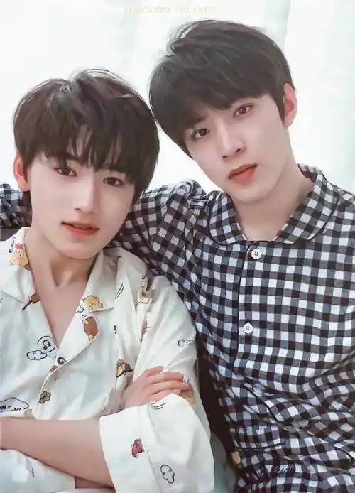 宋亚轩在刘耀文镜头比耶