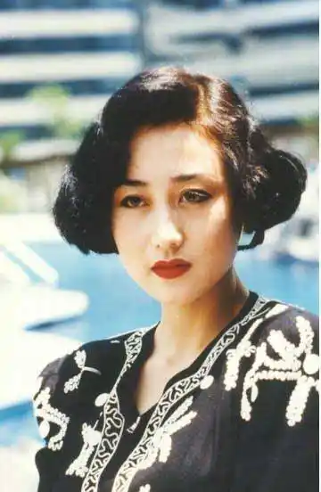 李连杰前妻黄秋燕近照被曝,60岁的皮肤依旧紧致,气质依旧_利智_美人