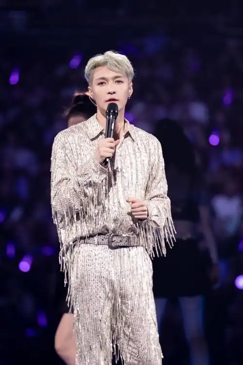 lay@张艺兴的步伐,徜徉于歌声里的璀璨"兴"河,共享今夜舞台吧!