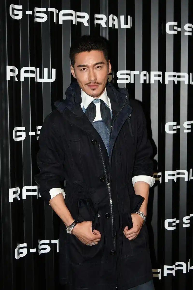 胡兵50万积分被东航清零引争议#  东航近日将明星胡兵的50万积分橇沣