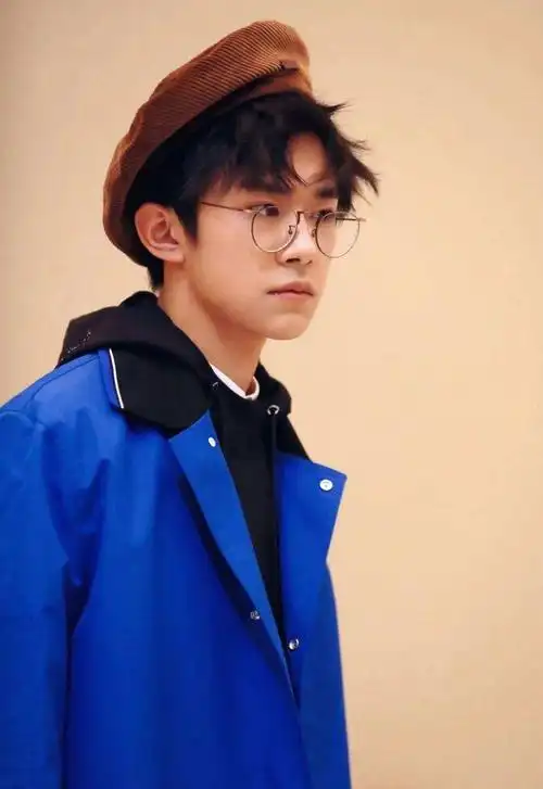 照片易烊千玺超全眼镜杀合集时而文质彬彬时而斯文败类又纯又欲说的就