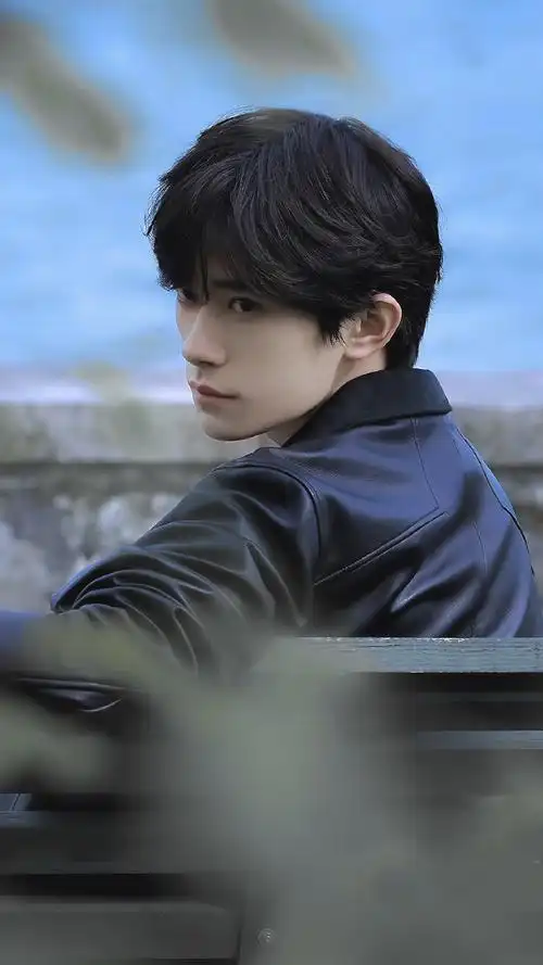 易烊千玺海边漫步##易烊千玺 米兰时装周