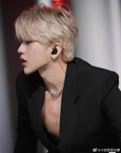 蔡徐坤#蔡徐坤银发系列蔡徐坤银发黑色西装也太帅了!