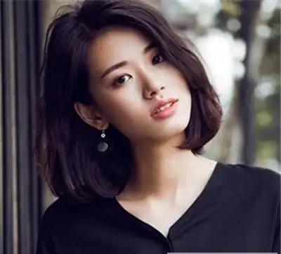 齐肩短发烫发的优雅淑女小女人