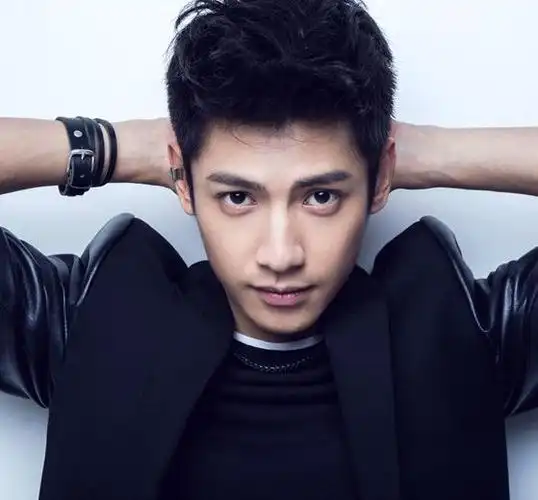 罗云熙时尚写真曝光 高冷颜值气质十足