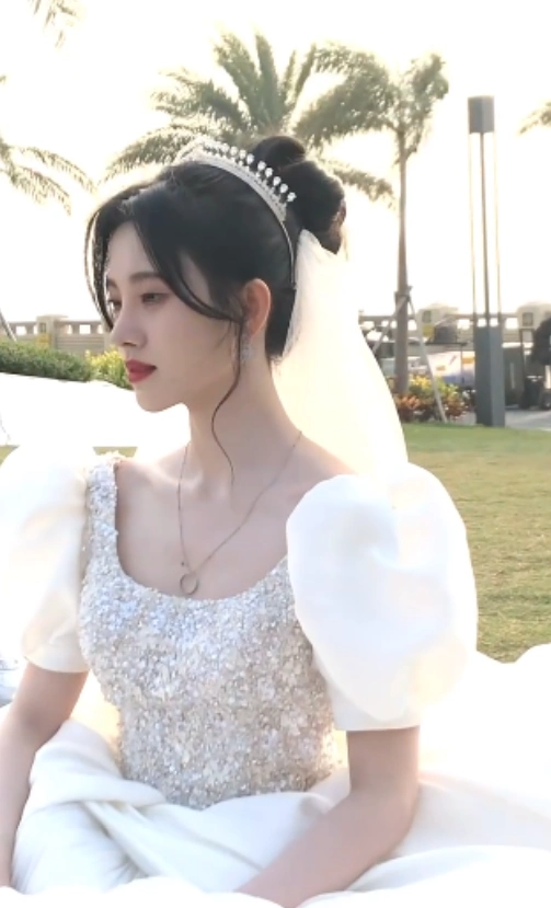 小仙女鞠婧祎穿纯白婚纱气质温柔美如画