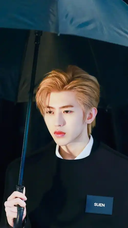 蔡徐坤金发银发白发这三种造型我心目中永远滴神