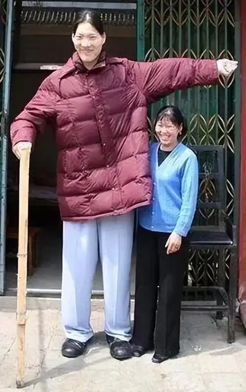 回顾女巨人姚德芬比姚明高10厘米穿78码鞋子一顿饭吃六碗炒面